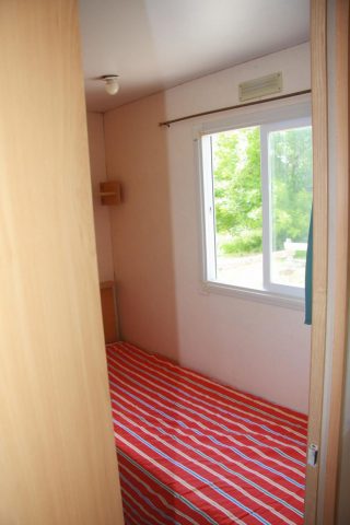 Mobil-Home-face-aux-Pyrenees—Chambre-2-lits—Aurignac-Comminges-Pyrenees