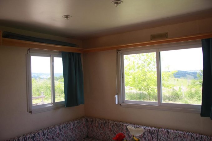 Mobil-Home-face-aux-Pyrenees—Salon—Aurignac-Comminges-Pyrenees